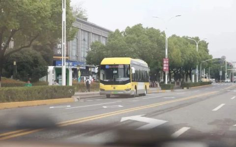 近日，《上海交通领域氢能推广应用方案（2023-2025年）》正式印发。《方案》中提出未来将打造交通领域丰富多元的氢能应用场景，助力交通碳达峰碳中和。目前，氢能已经在上海交通的哪些地方示范应用了呢？一起来看介绍↓